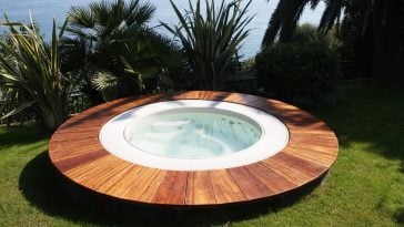 La bellezza sta nella forma: minipiscina circolare per giardino