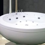 Pavimento marmette in graniglia e una vasca idromassaggio circolare combinazione chic