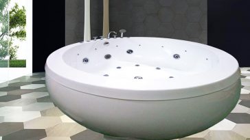 Pavimento marmette in graniglia e una vasca idromassaggio circolare combinazione chic