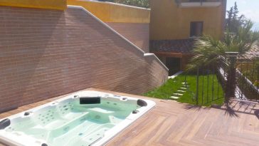 Due appartamenti comunicanti condividono una minipiscina negli spazi comuni esterni