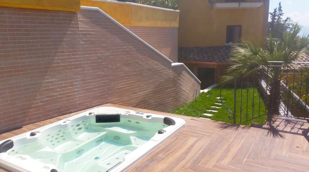 Due appartamenti comunicanti condividono una minipiscina negli spazi comuni esterni