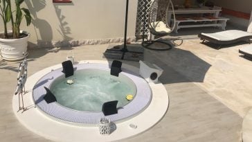 Minipiscina idromassaggio in pavimento di superficie raw