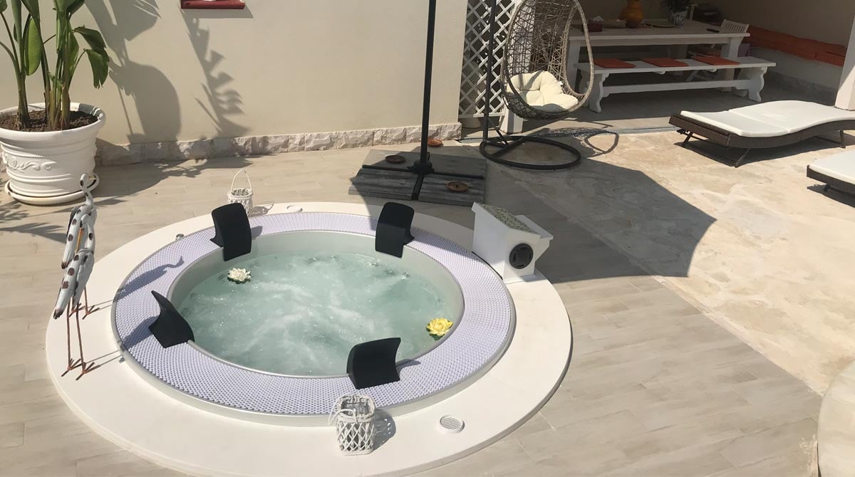 Minipiscina idromassaggio in pavimento di superficie raw