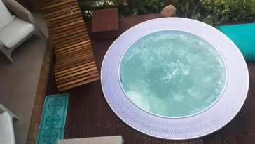 In acqua in casa con una minipiscina da terrazzo