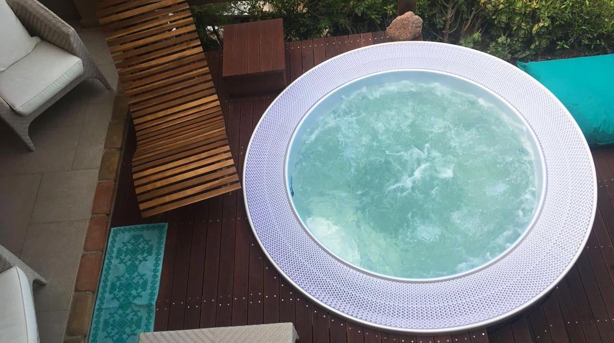 In acqua in casa con una minipiscina da terrazzo