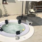 Gossip nella tua minipiscina-idromassaggio con poggia testa