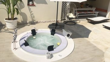Gossip nella tua minipiscina-idromassaggio con poggia testa