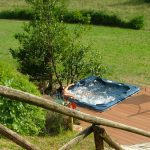 Tutto su come installare una minipiscina nel tuo giardino su di una pedana prendisole