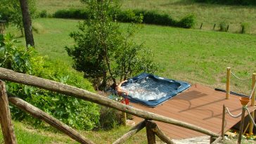 Tutto su come installare una minipiscina nel tuo giardino su di una pedana prendisole