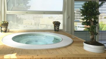 Minipiscina idromassaggio in arredo zen bonsai e legno