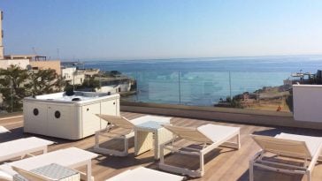 Minipiscina idromassaggio in terrazzo trasparente