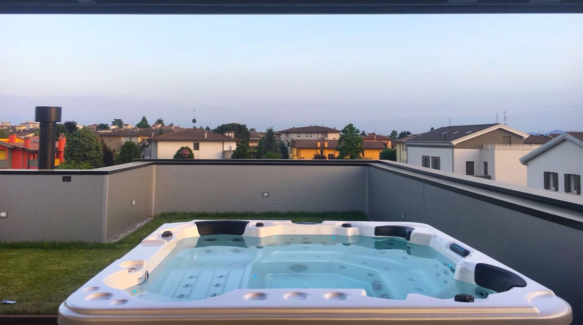 Minipiscina da esterno nel tuo terrazzo con frontone alto