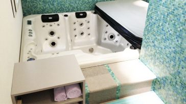 Un bagno con minipiscina idromassaggio in meno di 4mq